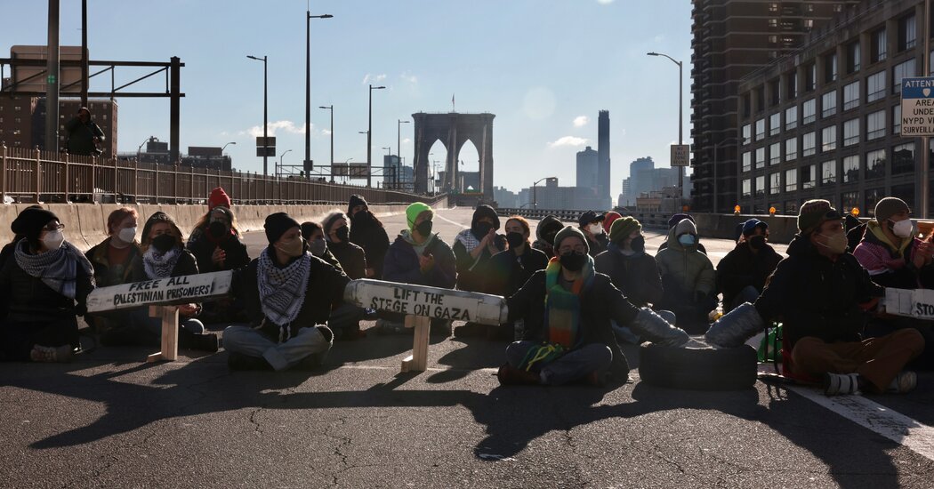 Manifestantes pro palestinos bloquean el tráfico en puentes y túneles de Nueva York