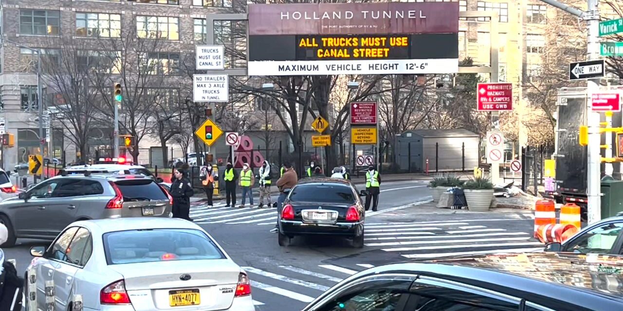Manifestantes pro palestinos interrumpen el tráfico en Manhattan