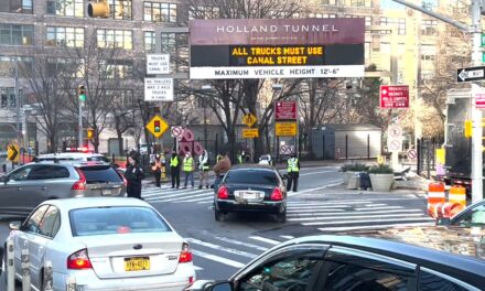 Manifestantes pro palestinos interrumpen el tráfico en Manhattan