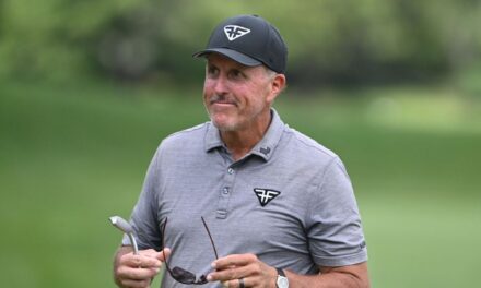 Mickelson dice que es demasiado divisivo para ser capitán de la Ryder Cup de EE.UU.