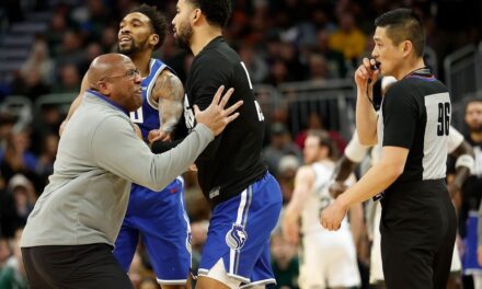Mike Brown de los Kings usa una computadora portátil para desahogar su frustración por las llamadas
