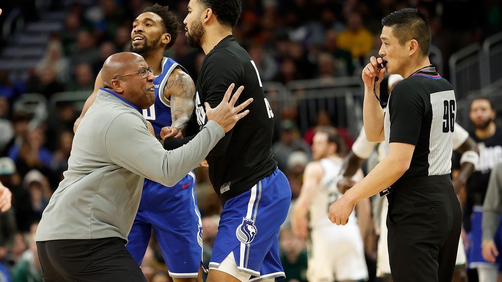 Mike Brown de los Kings usa una computadora portátil para desahogar su frustración por las llamadas