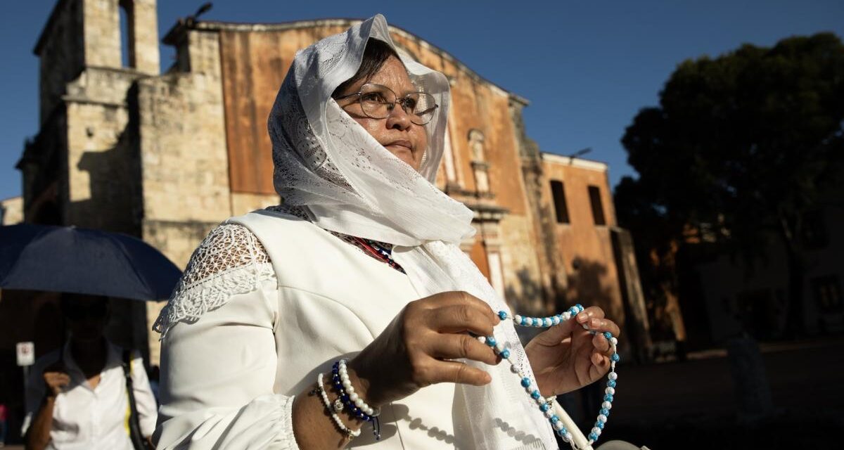 Miles de devotos católicos veneran a la Virgen de la Altagracia en República Dominicana