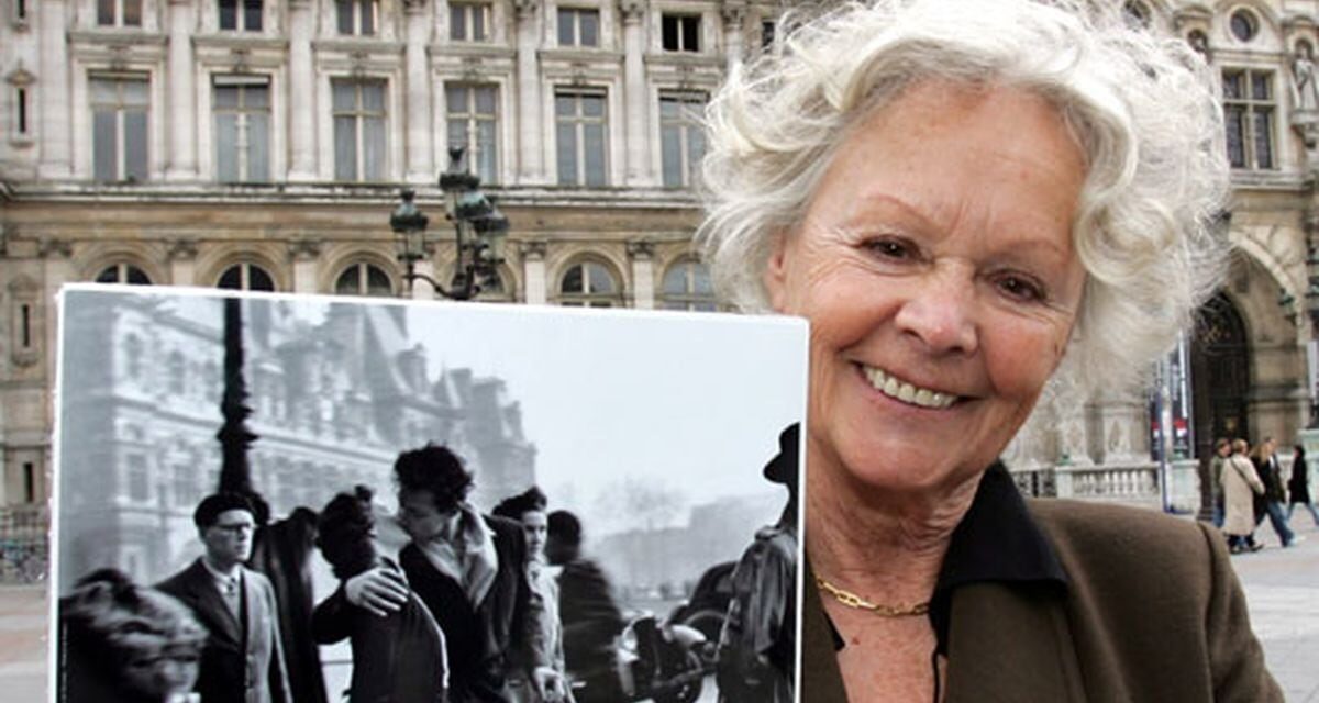 Muere en París Françoise Bornet, la mujer de la célebre fotografía del beso de Doisneau |  Cultura