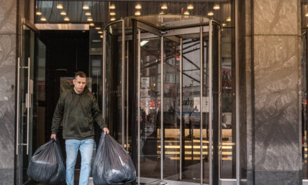 Nueva York comienza a desalojar a familias inmigrantes que alcanzaron el límite de tiempo de refugio