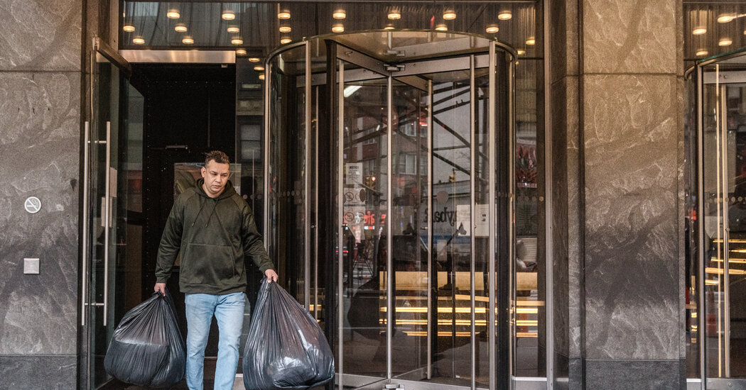 Nueva York comienza a desalojar a familias inmigrantes que alcanzaron el límite de tiempo de refugio