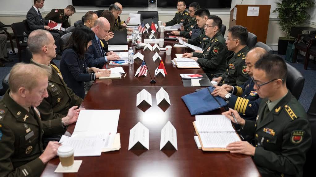 Oficiales militares estadounidenses y chinos reanudan conversaciones
