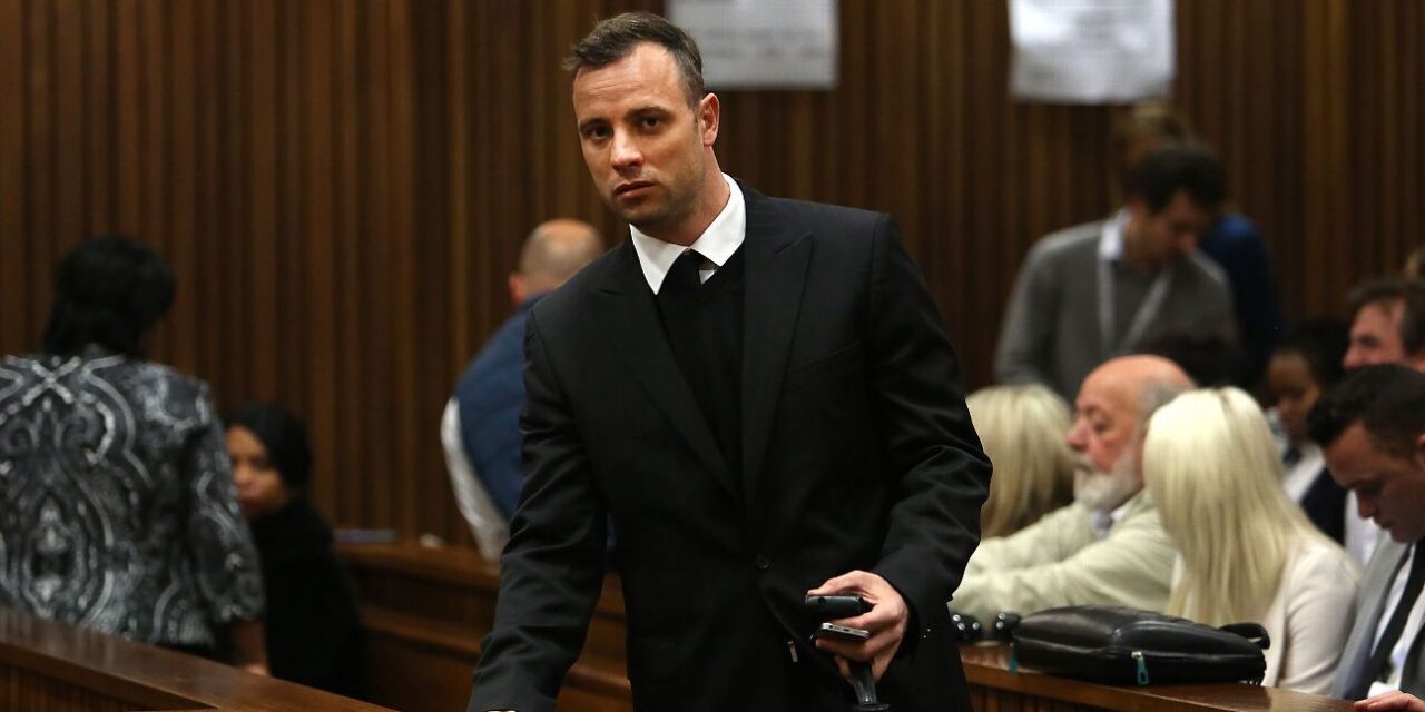 Oscar Pistorius sale de prisión en libertad condicional, dicen las autoridades