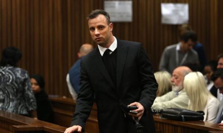 Oscar Pistorius sale de prisión en libertad condicional, dicen las autoridades