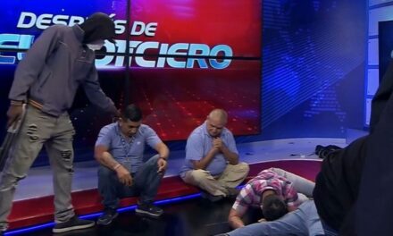 Pandilla armada asalta estación de televisión pública en Ecuador
