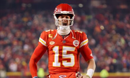 Patrick Mahomes y la defensa impulsan la victoria de los Chiefs sobre los Dolphins
