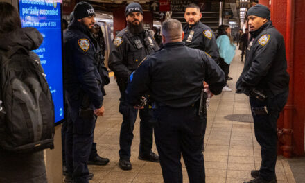 Persona de interés es detenida después de apuñalamiento en Queens, dicen funcionarios