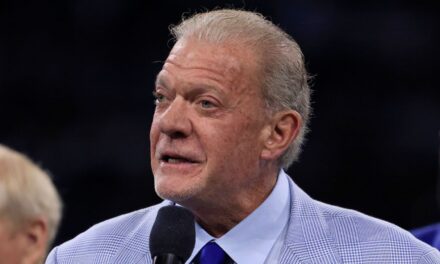 Policía – Jim Irsay de los Colts fue encontrado inconsciente en su casa en diciembre