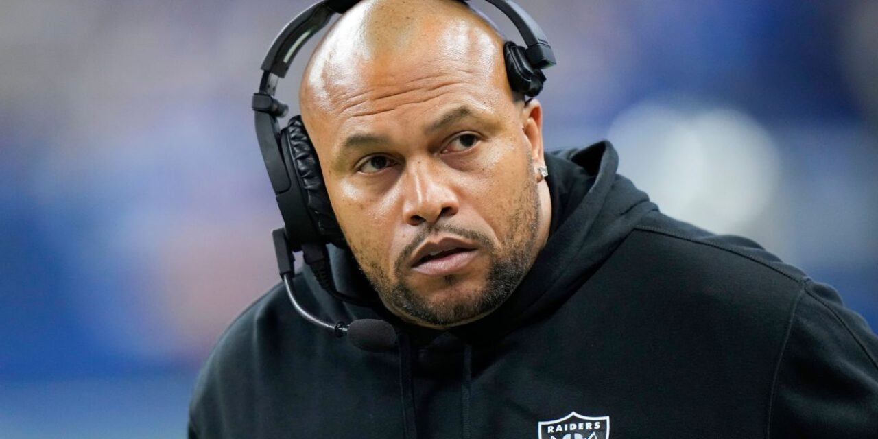 Raiders eliminan la etiqueta interina y nombran entrenador en jefe a Antonio Pierce