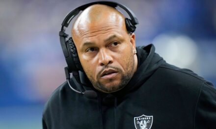 Raiders eliminan la etiqueta interina y nombran entrenador en jefe a Antonio Pierce