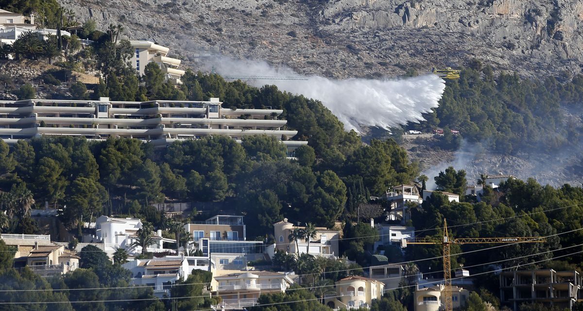 Reabiertas las AP-7 y la N-332 cortadas por el incendio de Altea que obligó a desalojar 125 viviendas |  Comunidad Valenciana |  España