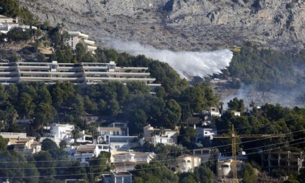 Reabiertas las AP-7 y la N-332 cortadas por el incendio de Altea que obligó a desalojar 125 viviendas |  Comunidad Valenciana |  España