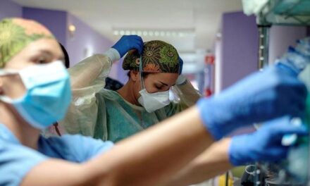 Salud recomienda usar mascarillas y los médicos extremeños piden que sea una obligación