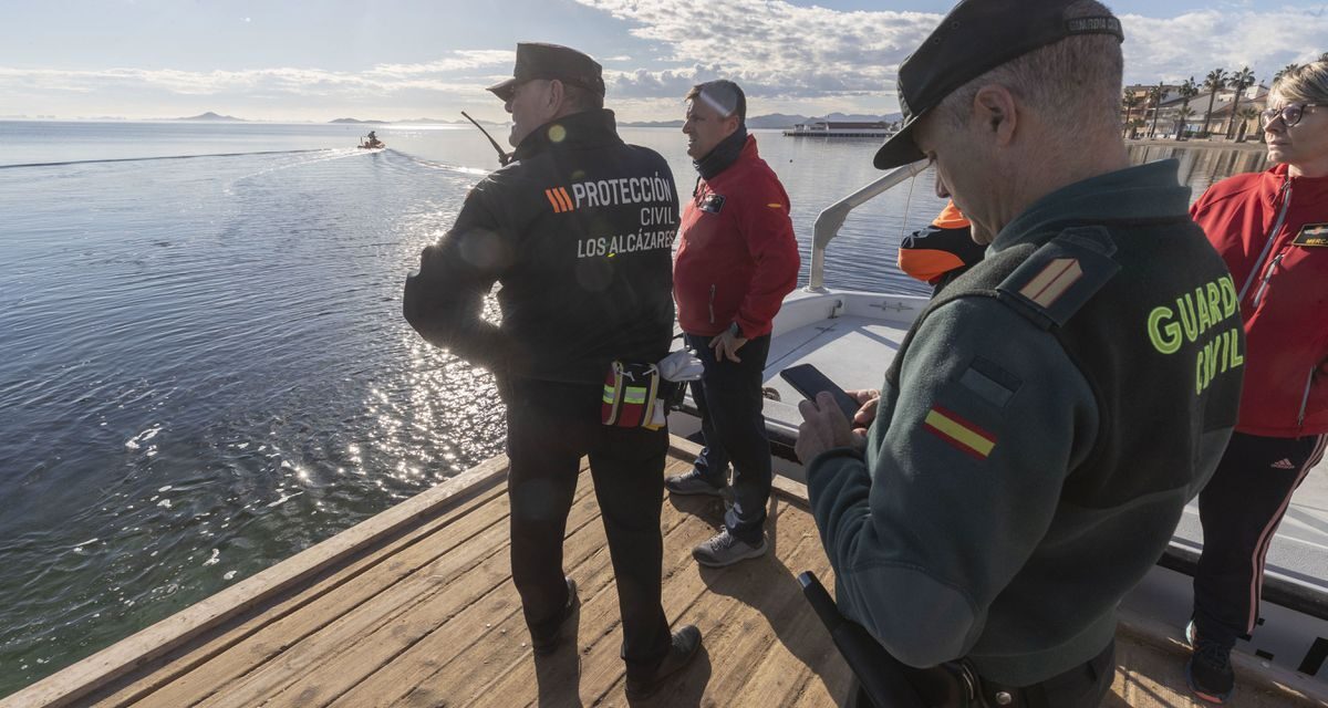 Salvamento Marítimo busca en el mar Menor a un joven de 15 años tras el naufragio de su embarcación |  España