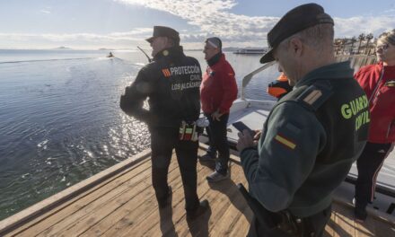 Salvamento Marítimo busca en el mar Menor a un joven de 15 años tras el naufragio de su embarcación |  España
