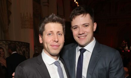 Sam Altman, fundador de OpenAI, se casa con su novio, un ingeniero australiano, en una ceremonia en la playa por el rito judío |  Gente