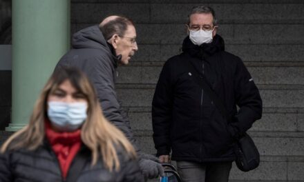 Sanidad propondrá a las comunidades la obligatoriedad de las mascarillas en los centros sanitarios |  sociedad