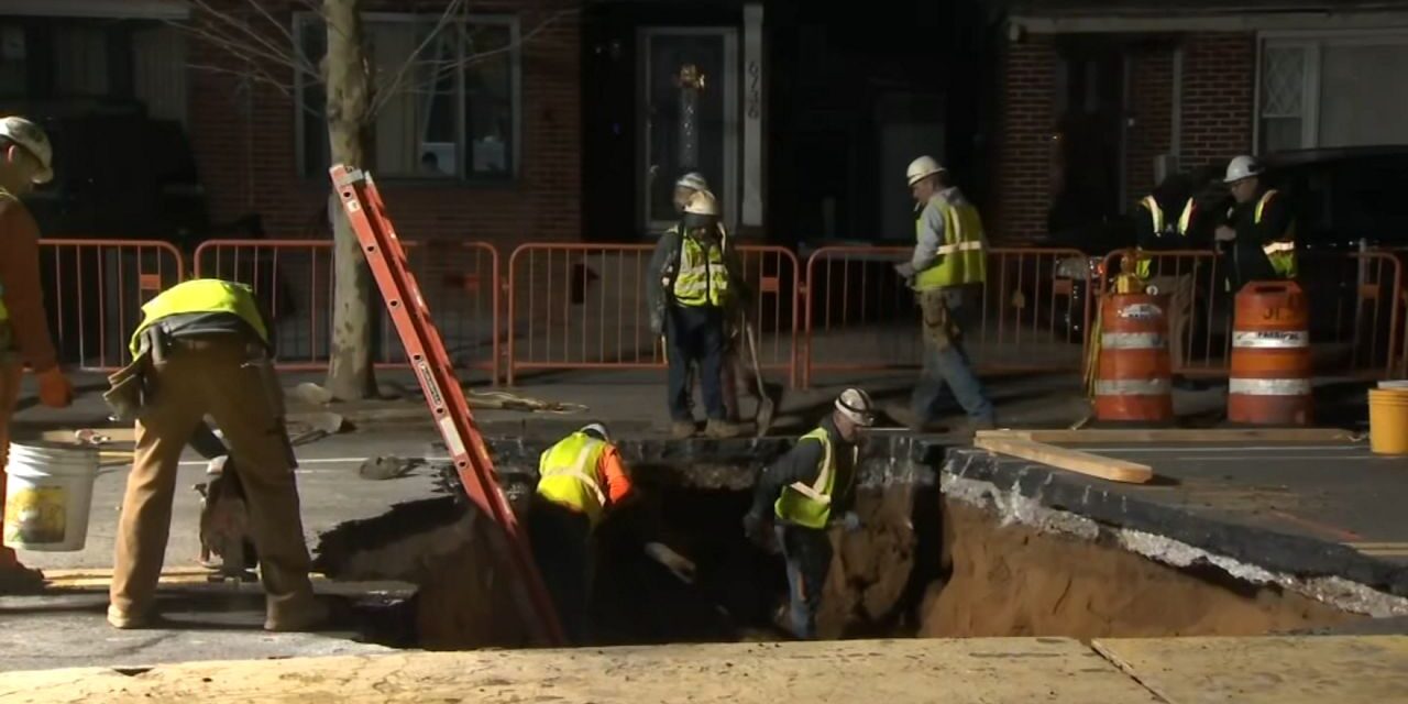Se corta el agua y la electricidad a los residentes debido a un socavón