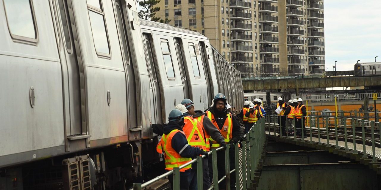 Se restablece el servicio del tren F en Brooklyn tras el descarrilamiento