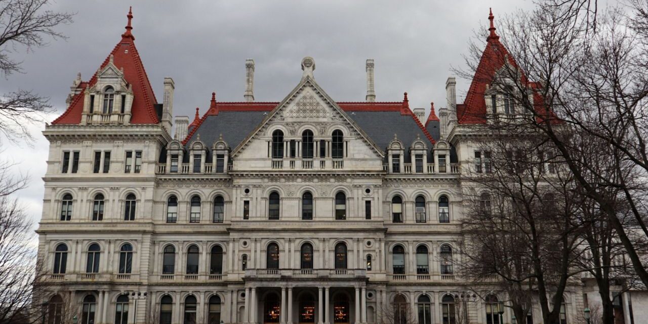 Senador de Brooklyn revisa el presupuesto estatal de Hochul