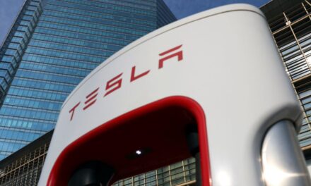 Tesla retirará del mercado más de 1,6 millones de vehículos eléctricos en China por problemas con el volante automático y el pestillo de las puertas
