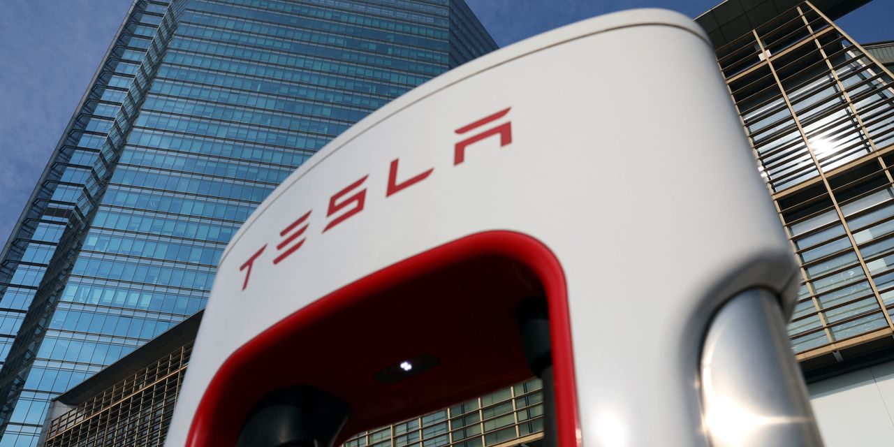 Tesla retirará del mercado más de 1,6 millones de vehículos eléctricos en China por problemas con el volante automático y el pestillo de las puertas