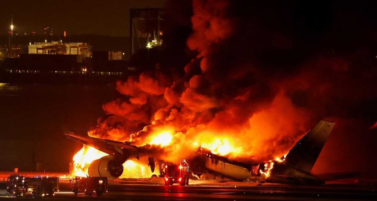 Tokio: Evacuadas las 379 personas a bordo de un avión en Japón tras chocar en la pista de aterrizaje con otra aeronave |  internacional