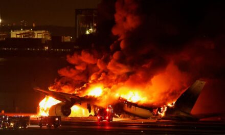 Tokio: Evacuadas las 379 personas a bordo de un avión en Japón tras chocar en la pista de aterrizaje con otra aeronave |  internacional