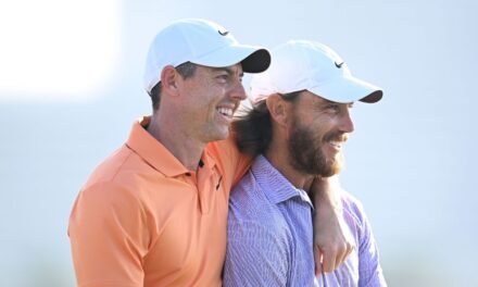 Tommy Fleetwood gana en Dubai mientras Rory McIlroy flaquea en el puesto 18