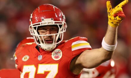 Travis Kelce de los Chiefs dice que planea jugar en 2024