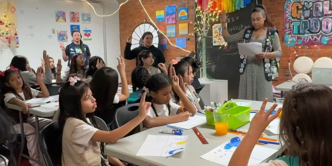 Tropa de Girl Scouts construye comunidad para solicitantes de asilo