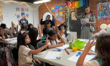 Tropa de Girl Scouts construye comunidad para solicitantes de asilo