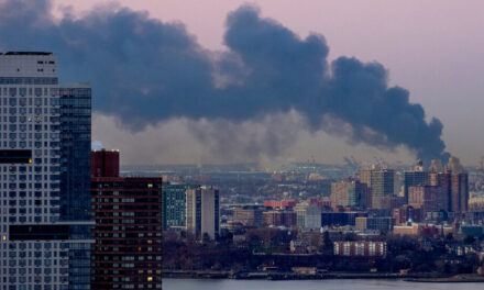 Un gran incendio devora un edificio industrial en Elizabeth, Nueva Jersey