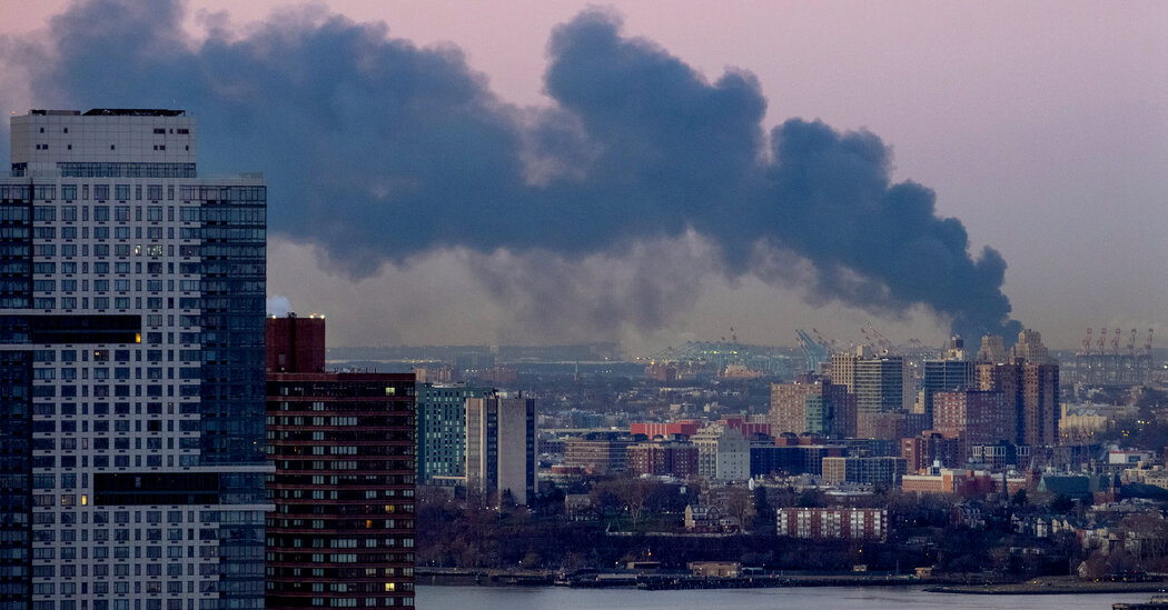 Un gran incendio devora un edificio industrial en Elizabeth, Nueva Jersey