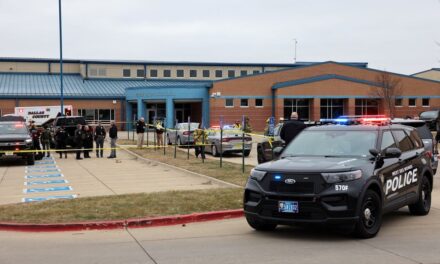 Un muerto y cinco heridos en un tiroteo en una escuela en Iowa |  internacional