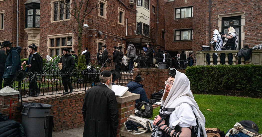 Un túnel de 60 pies debajo de una sinagoga dejó dos edificios inestables, dicen las autoridades