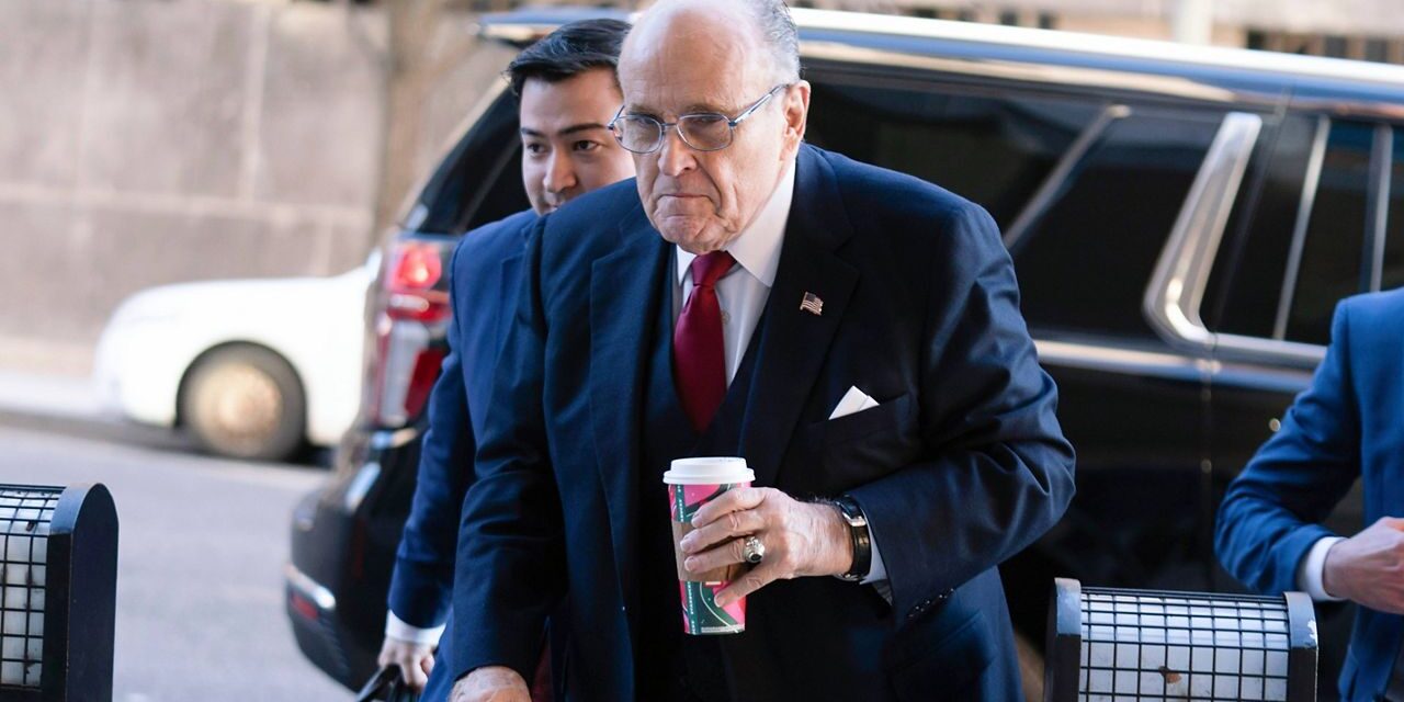 Una coalición a la que Rudy Giuliani le debe dinero se reúne virtualmente