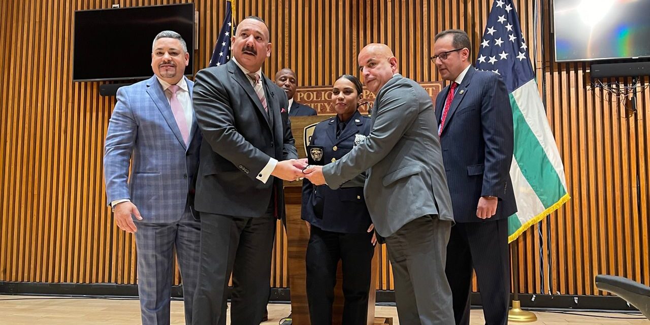 Una conmovedora reunión de la policía de Nueva York lleva décadas gestándose