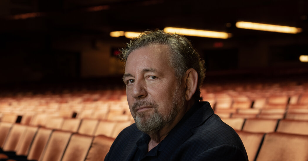 Una demanda afirma que James Dolan presionó a una mujer para que tuviera relaciones sexuales