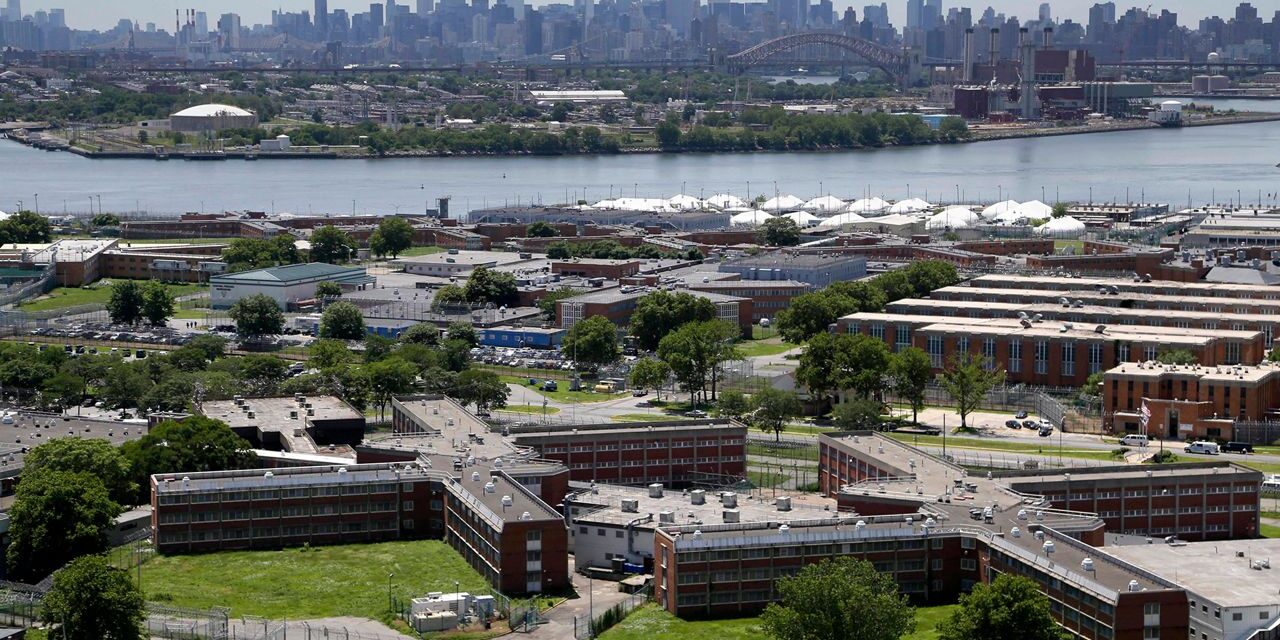 Una persona bajo custodia muere en las instalaciones de Rikers, dice el DOC
