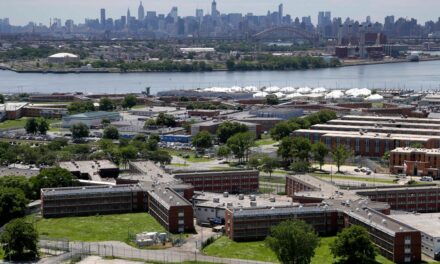 Una persona bajo custodia muere en las instalaciones de Rikers, dice el DOC