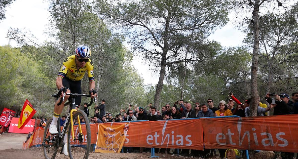 Van Aert acaba sin sillín, pero derrota a Van der Poel en el ciclocross de Benidorm |  Ciclismo |  Deportes