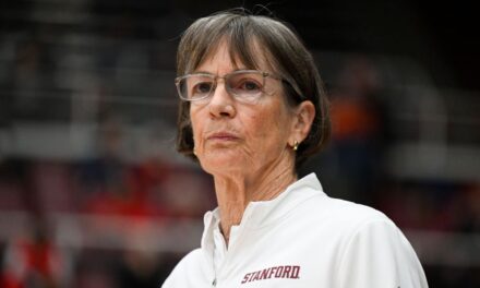 VanDerveer obtiene la victoria número 1202 para empatar el récord de todos los tiempos de la NCAA del entrenador K