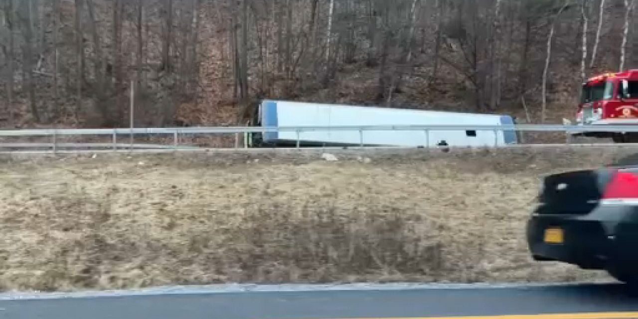 Varias personas resultaron heridas en un accidente de autobús en la I-87 en el condado de Warren