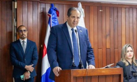Víctor Atallah asume como nuevo ministro de Salud Pública